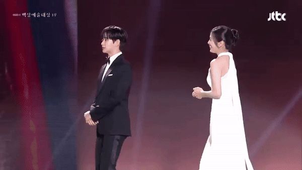 Biểu cảm đến tội của Kim Soo Hyun 1m8 khi bị mỹ nhân IVE kém 15 tuổi dìm chiều cao tại Baeksang - Hình 2