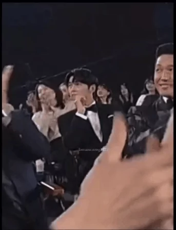 Clip Song Joong Ki soi mói vợ cũ Song Hye Kyo, mặt sượng trân, biểu cảm tẻ nhạt - Hình 3