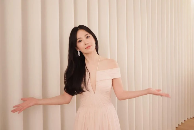 Clip Song Joong Ki soi mói vợ cũ Song Hye Kyo, mặt sượng trân, biểu cảm tẻ nhạt - Hình 7