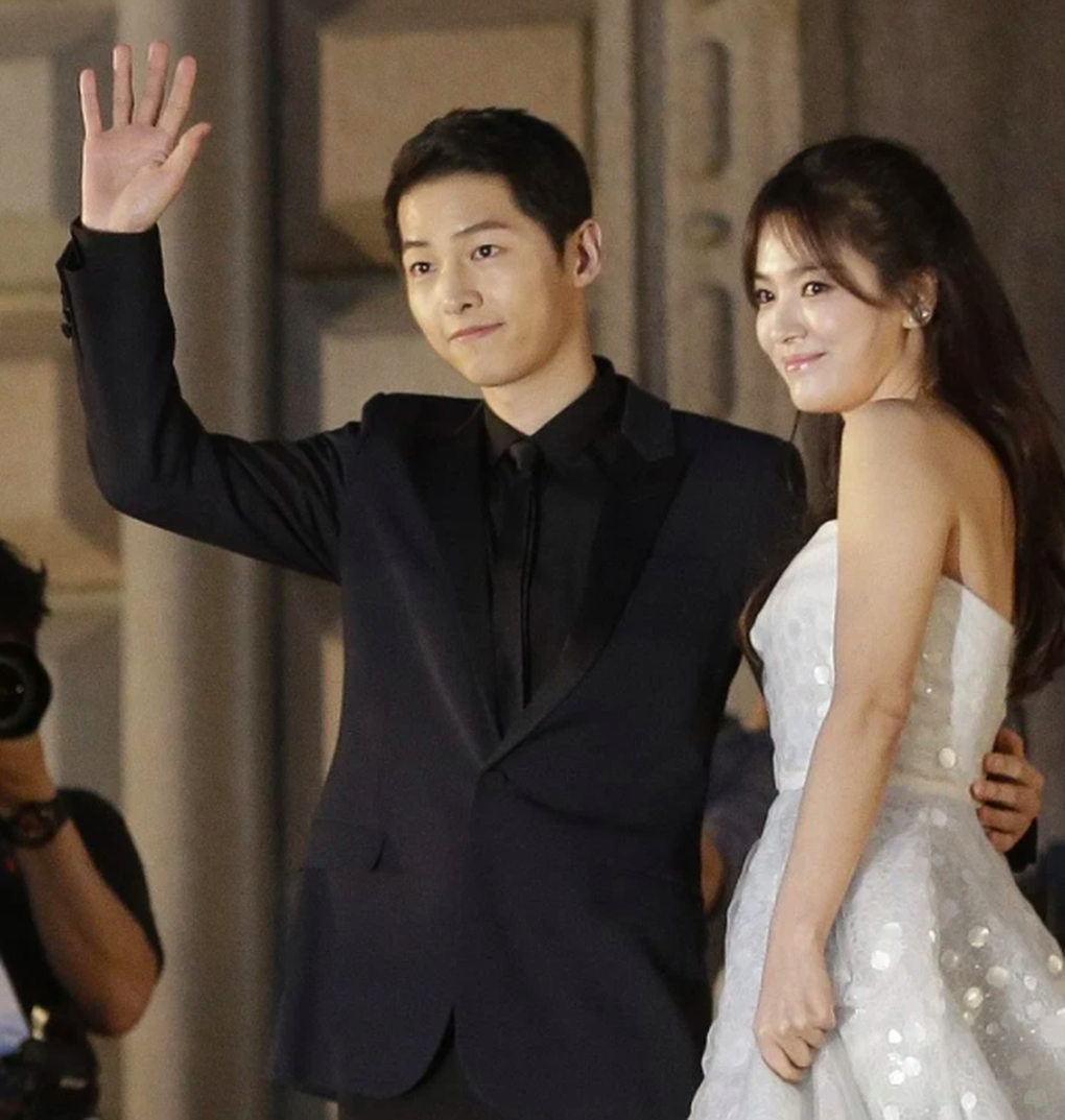 Clip Song Joong Ki soi mói vợ cũ Song Hye Kyo, mặt sượng trân, biểu cảm tẻ nhạt - Hình 8