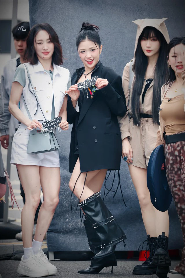 Suni Hạ Linh diện áo ngắn 1 gang tay khoe eo, clip hậu trường làm fan tá hỏa - Hình 7