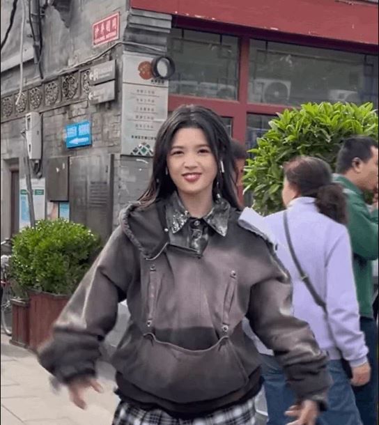 Suni Hạ Linh diện áo ngắn 1 gang tay khoe eo, clip hậu trường làm fan tá hỏa - Hình 4