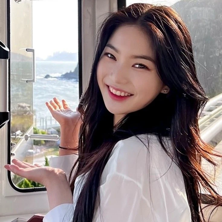 Isa (STAYC): Nữ idol sống thuần chay vì dị ứng 17 loại đồ ăn, visual phát sáng - Hình 6