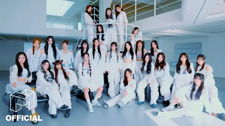 TripleS: Nhóm nhạc đông nhất Kpop, 24 người chen chúc, đấu với nhau, fan bức xúc - Hình 2