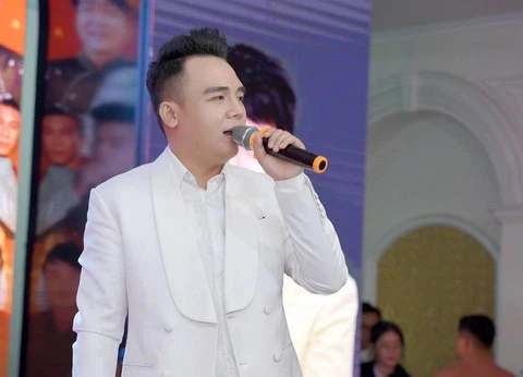 Dương Hoàng Phúc: Giọng ca Bolero triển vọng, cài định vị xe theo dõi bạn gái - Hình 2