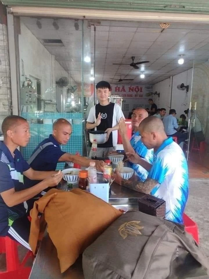 Rộ clip Hộ pháp Kim Cang đi theo Thích Minh Tuệ uốn éo, quẩy trong quán bar - Hình 7