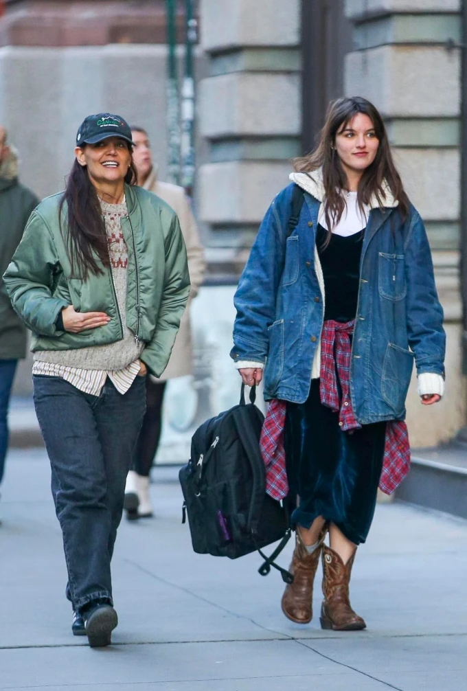 Suri Cruise bị mẹ Katie Holmes tố thói ăn cắp vặt, nhắm mắt cho qua vì 1 điều - Hình 5