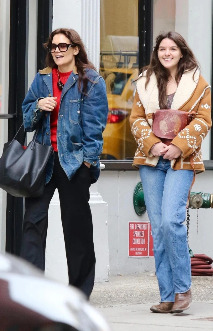 Suri Cruise bị mẹ Katie Holmes tố thói ăn cắp vặt, nhắm mắt cho qua vì 1 điều - Hình 1