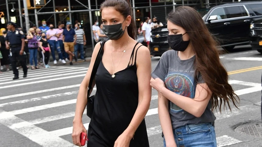 Suri Cruise bị mẹ Katie Holmes tố thói ăn cắp vặt, nhắm mắt cho qua vì 1 điều - Hình 7