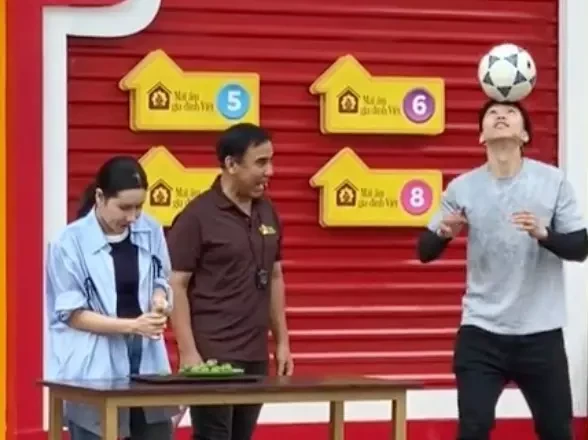 Đoàn Văn Hậu lỡ miệng gọi MC Quyền Linh là chú, liền bị chỉnh đốn - Hình 1