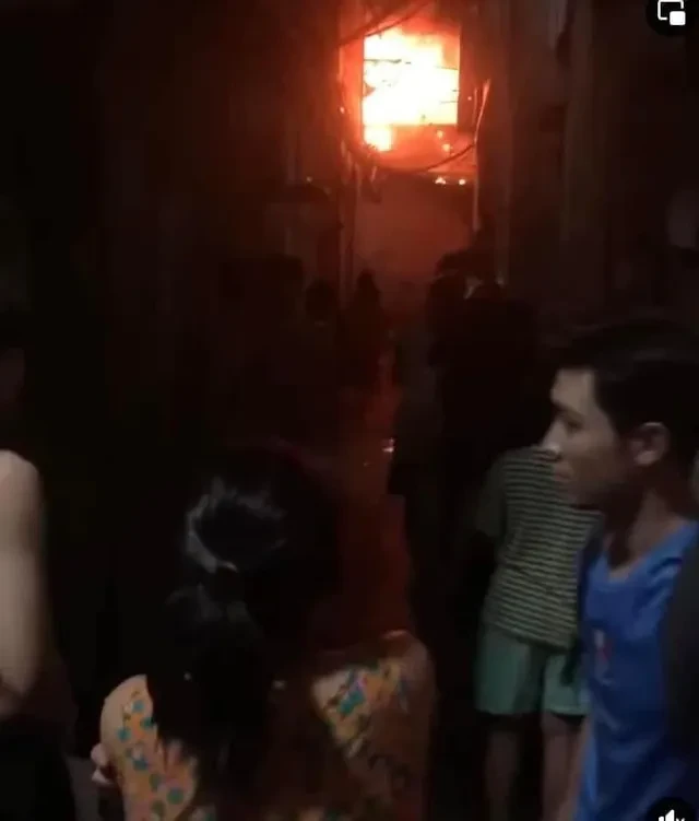 Hà Nội: Cháy nhà dân trong ngõ Trại Cá lúc giữa đêm, đồ đạc bị thiêu rụi - Hình 2