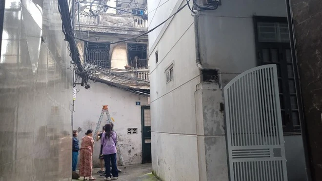 Hà Nội: Cháy nhà dân trong ngõ Trại Cá lúc giữa đêm, đồ đạc bị thiêu rụi - Hình 6