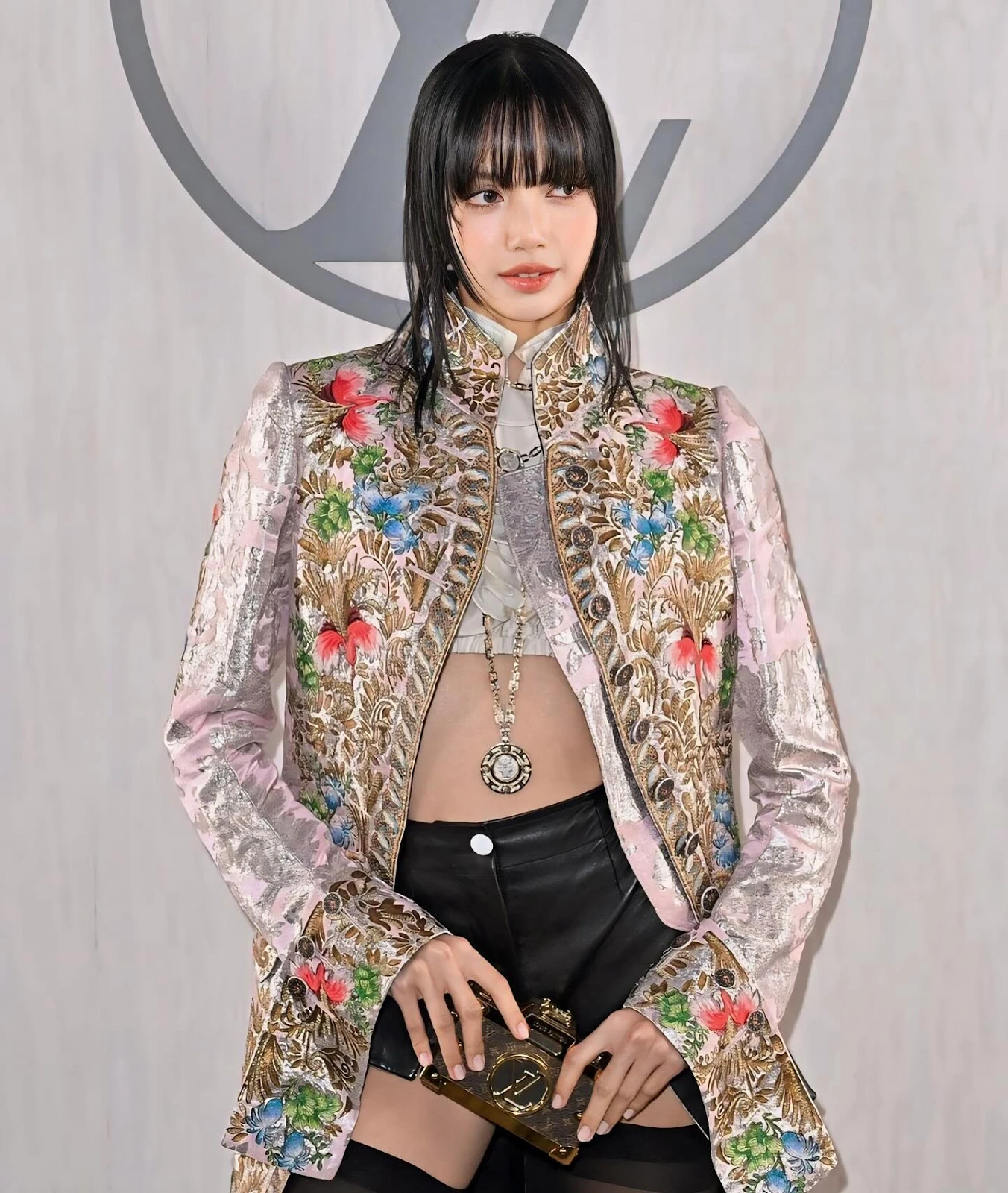 Lisa (BLACKPINK) nhá hàng 14 giây gây bão, tự phong danh xưng khiến fan rần rần - Hình 7