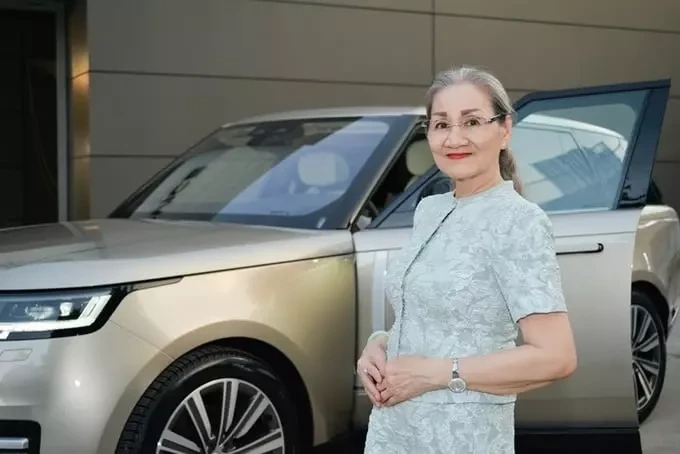 Mẹ ruột Lý Nhã Kỳ tự sắm xe hơi 15 tỷ, con gái cũng phải trầm trồ vì chơi lớn - Hình 1