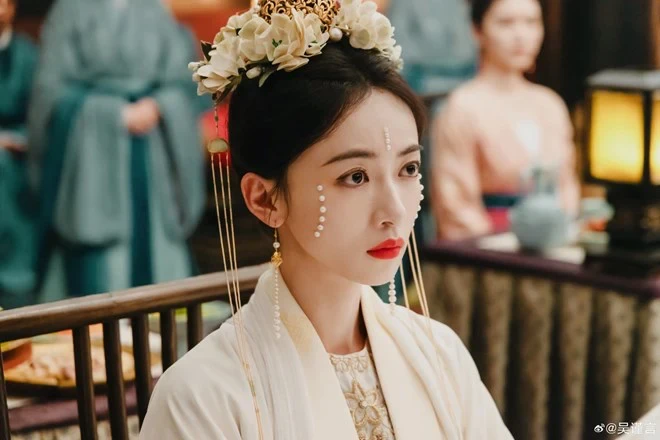 Nữ chính phim giờ vàng bị đem so sánh với Ngô Cẩn Ngôn vì một chi tiết - Hình 3