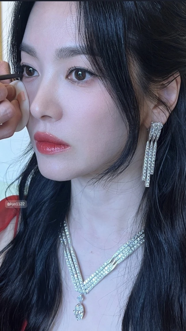 Song Hye Kyo khoe nhan sắc tuổi U50, được ủng hộ thay thế vai diễn Lưu Diệc Phi - Hình 4