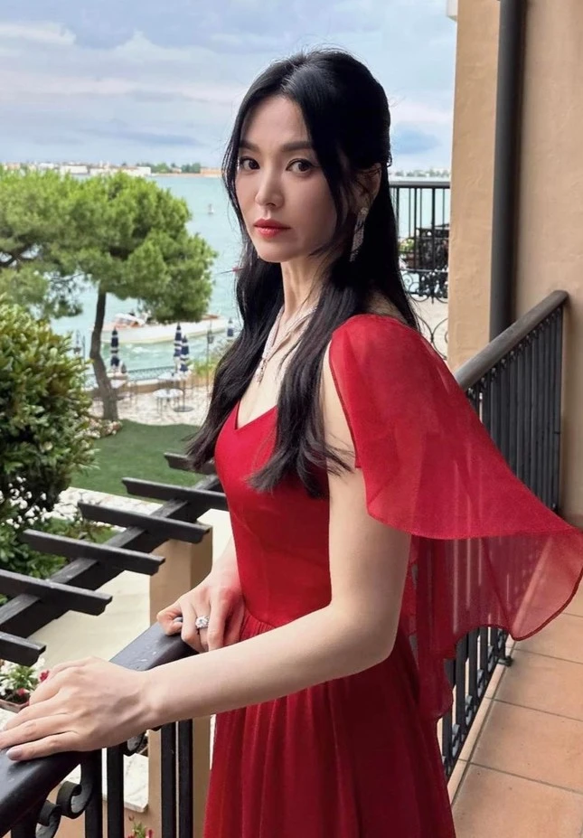 Song Hye Kyo khoe nhan sắc tuổi U50, được ủng hộ thay thế vai diễn Lưu Diệc Phi - Hình 3