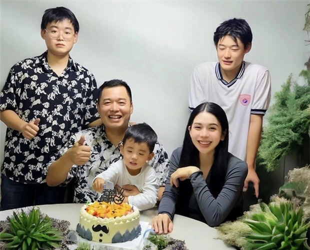 Chồng Hằng Du Mục: Từng ôm thắm thiết Quang Linh vlog, giờ ghen với em ruột - Hình 3
