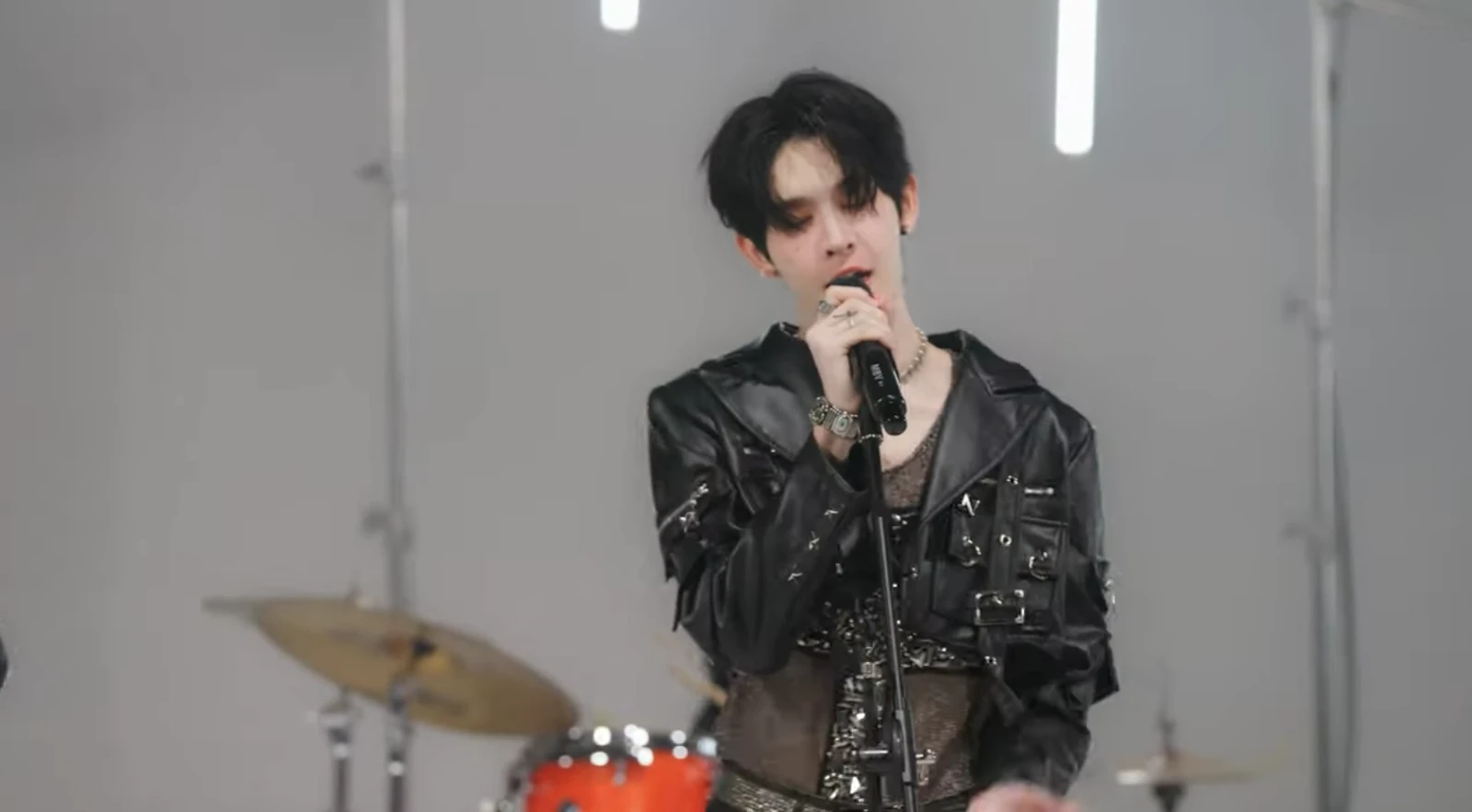 James Su và dàn mỹ nam Thái Lan phá banh hit Baby Monster, CĐM chê thảm hoạ - Hình 3