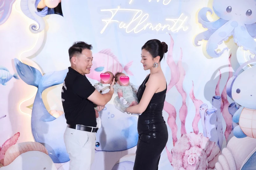 Phương Oanh - Shark Bình công khai rõ mặt 2 cặp song sinh, mẹ bỉm khoe dáng thon - Hình 1