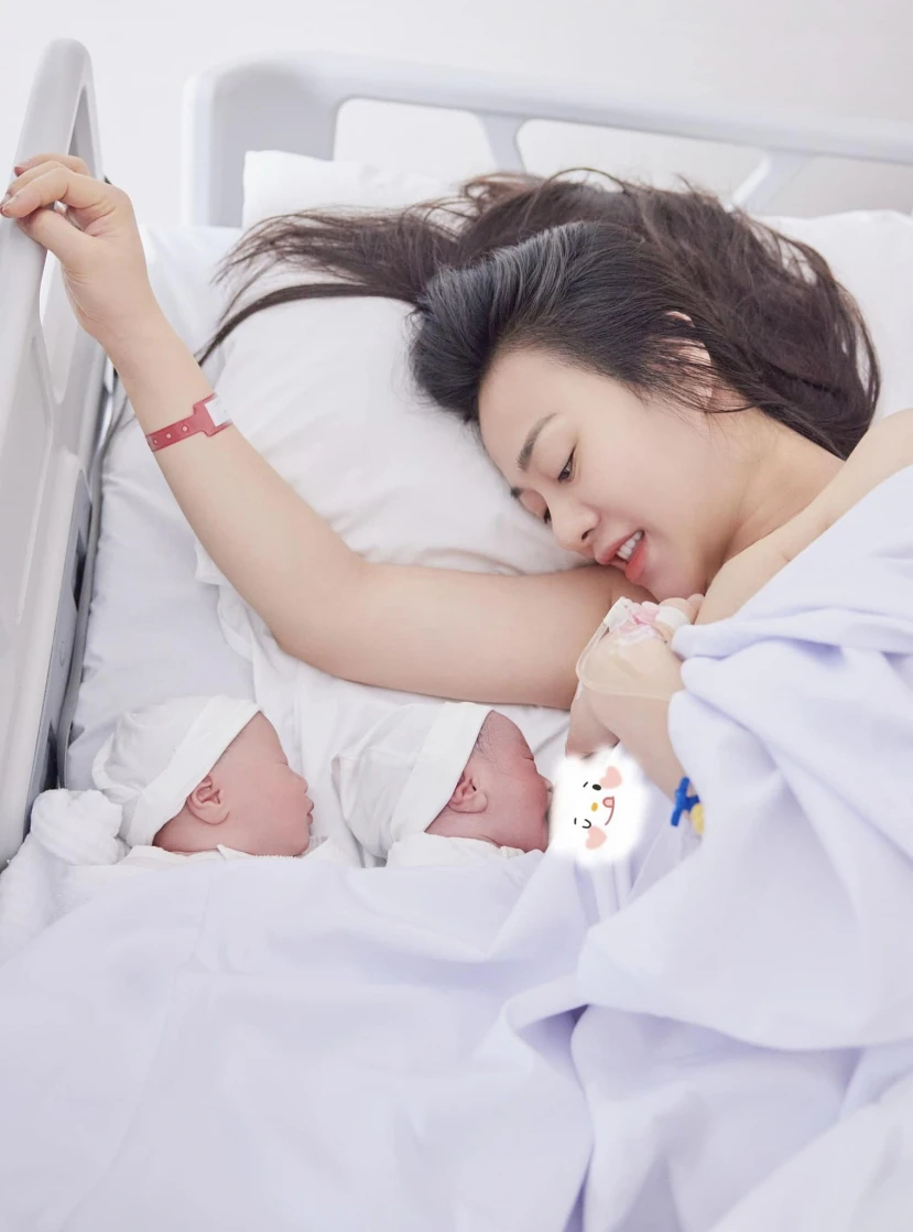 Phương Oanh - Shark Bình công khai rõ mặt 2 cặp song sinh, mẹ bỉm khoe dáng thon - Hình 4