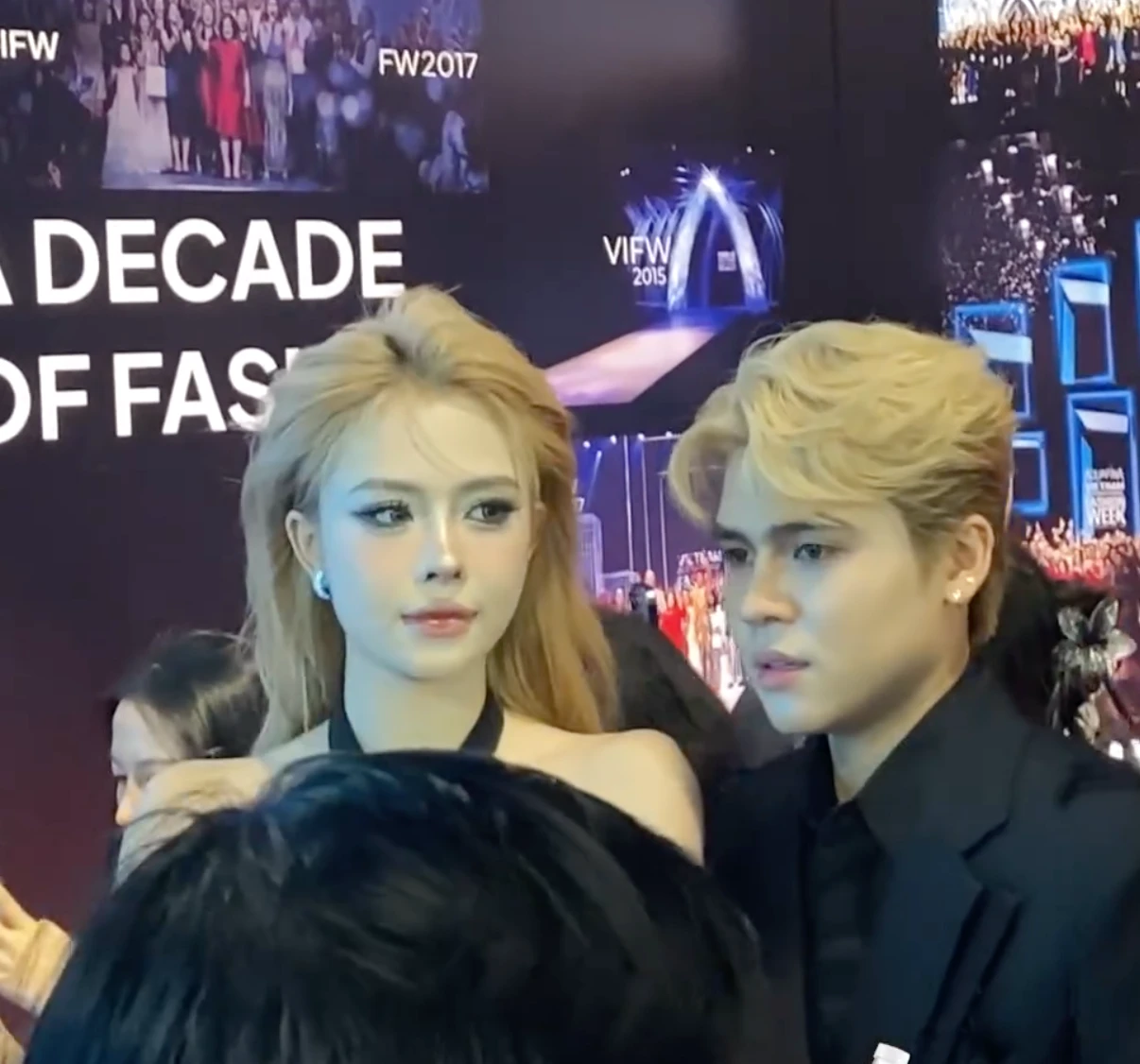 Hà Môi bẽn lẽn trước trai đẹp Thuận Nguyễn, diện đồ hở chiếm spotlight dàn celeb - Hình 1