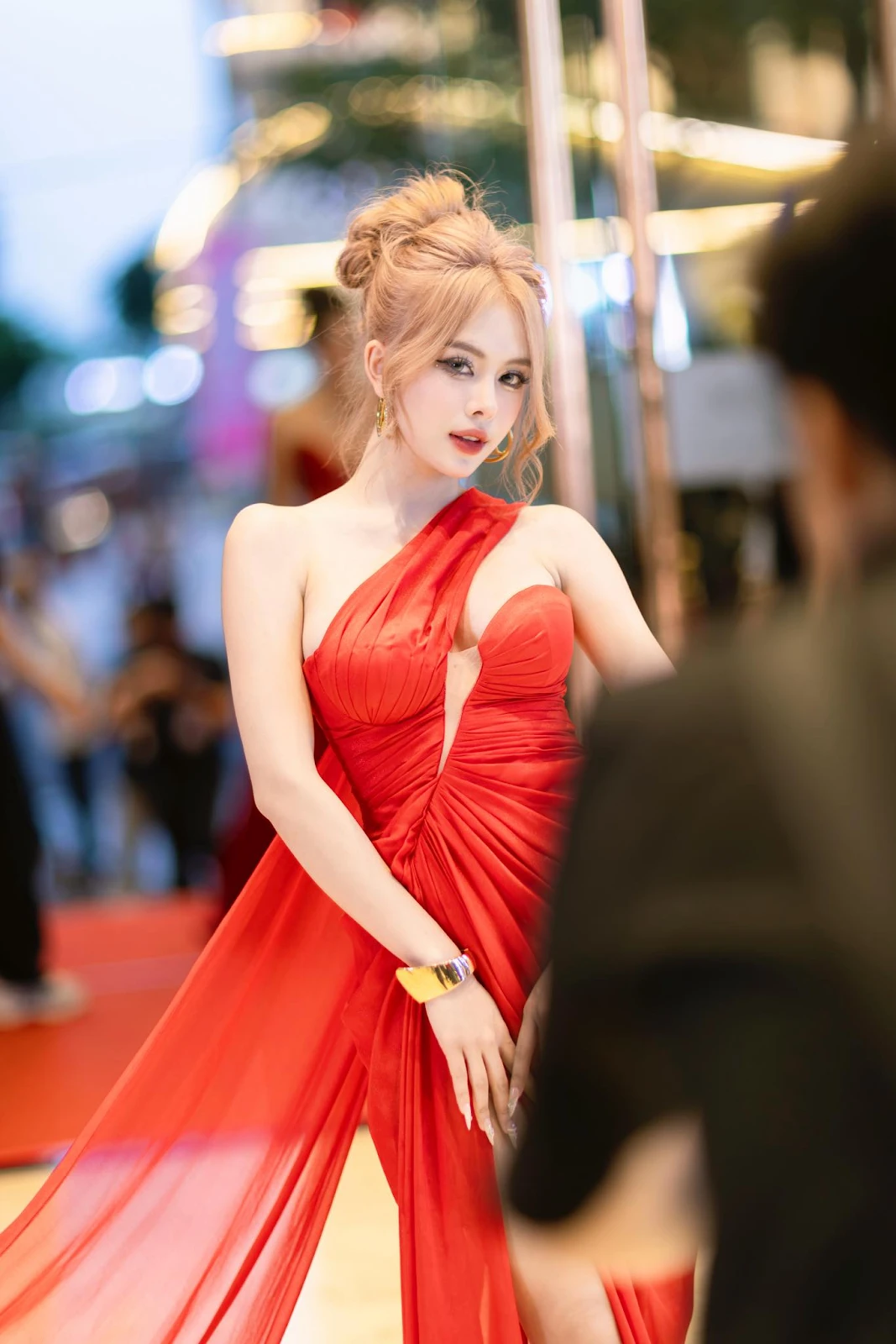 Hà Môi bẽn lẽn trước trai đẹp Thuận Nguyễn, diện đồ hở chiếm spotlight dàn celeb - Hình 5