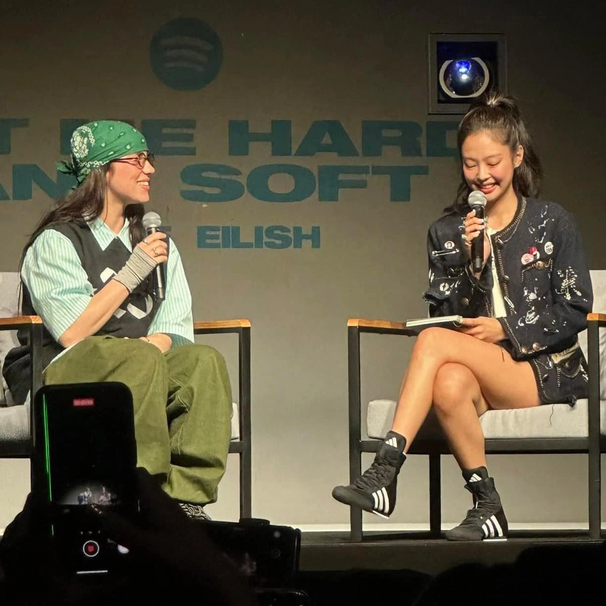 Billie Eilish hội ngộ Jennie, được sao Blackpink nhờ vả chuyện chưa từng xảy ra - Hình 2