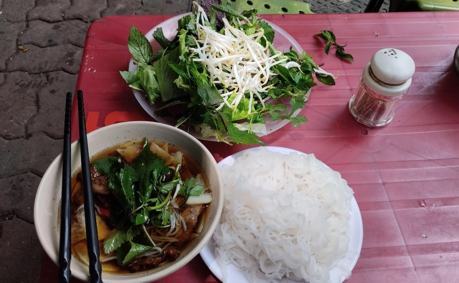 Xác minh quán bún chả ở HN rửa thịt bằng nước than, chủ quán lên tiếng xin lỗi - Hình 4