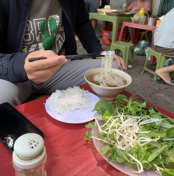 Xác minh quán bún chả ở HN rửa thịt bằng nước than, chủ quán lên tiếng xin lỗi - Hình 3