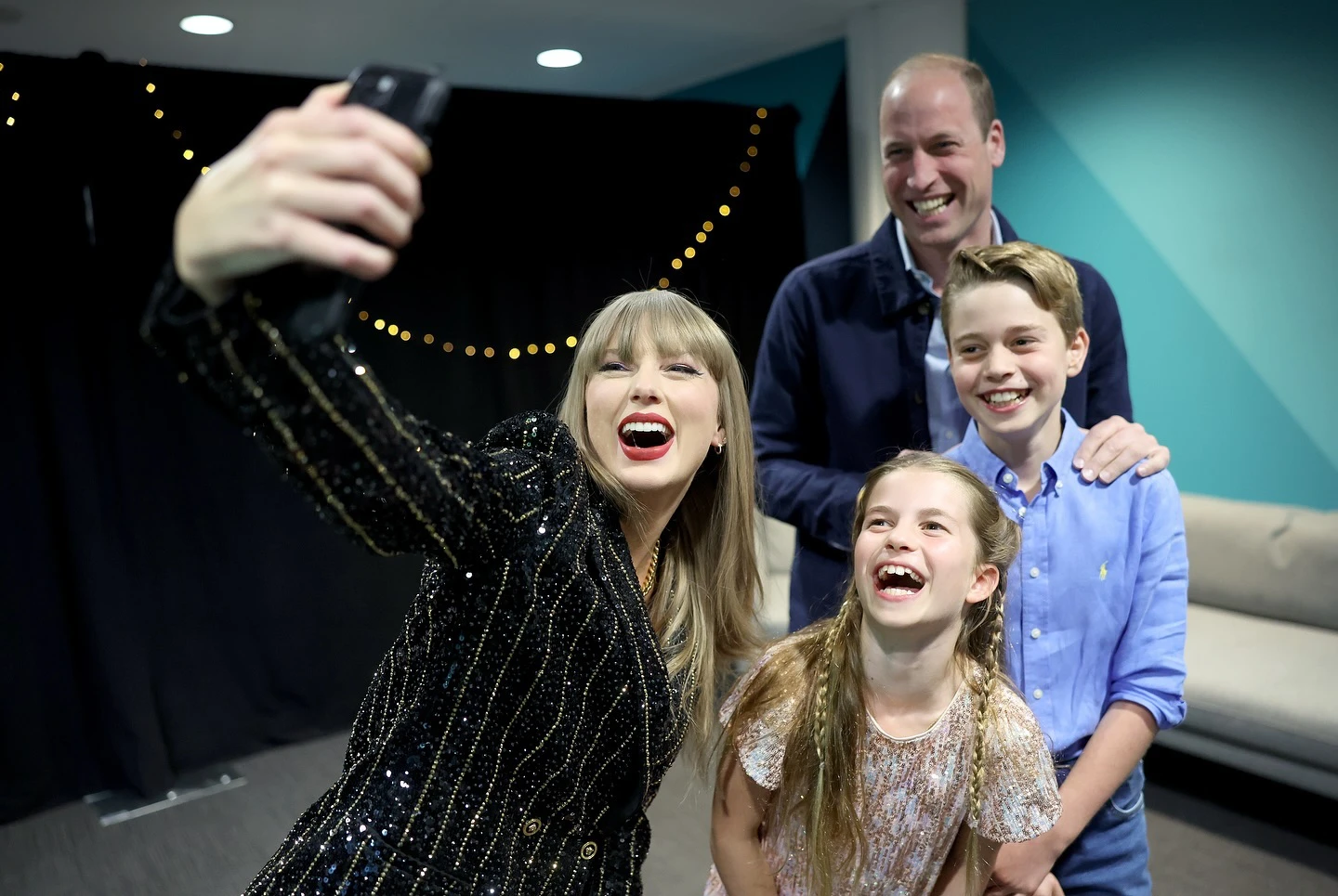 Taylor Swift's photo taken with Prince William and his son causes an internet storm - Picture 1