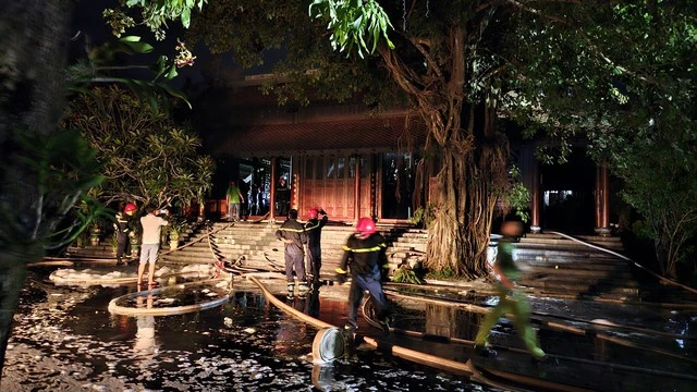 Huế: Chùa Thuyền Lâm cháy dữ dội, nhiều đồ đạc khu vực chánh điện bị thiêu rụi - Hình 7