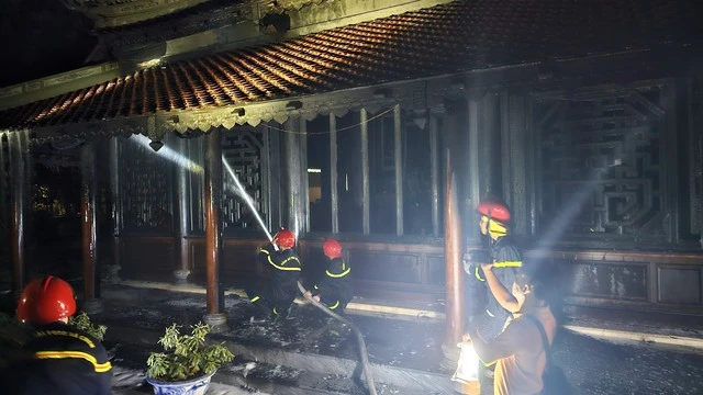 Huế: Chùa Thuyền Lâm cháy dữ dội, nhiều đồ đạc khu vực chánh điện bị thiêu rụi - Hình 3