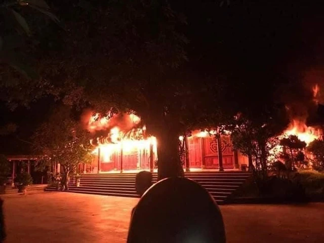 Huế: Chùa Thuyền Lâm cháy dữ dội, nhiều đồ đạc khu vực chánh điện bị thiêu rụi - Hình 1