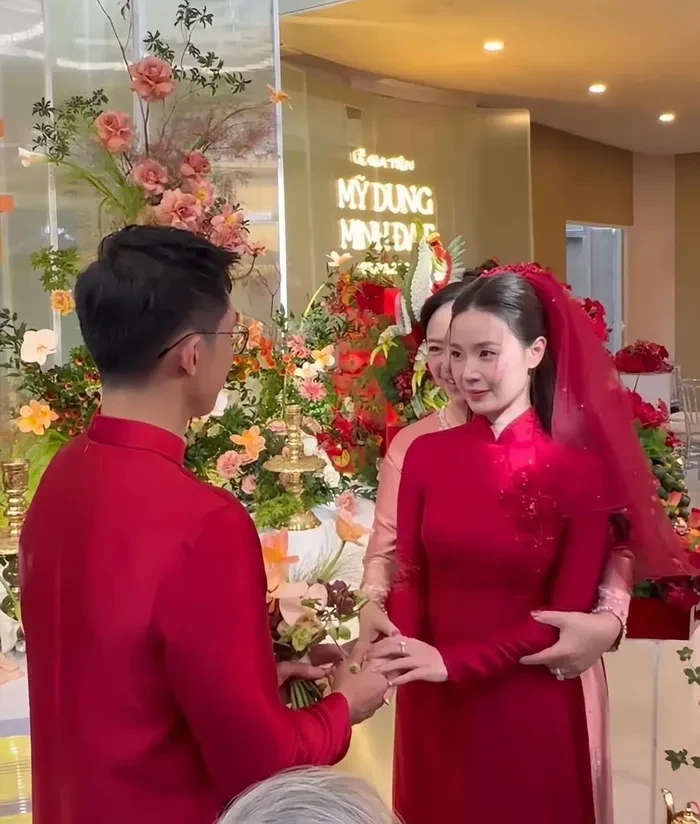 Midu làm lễ vu quy, mẹ chồng biểu cảm sượng trân, netizen ái ngại phải lên tiếng - Hình 3