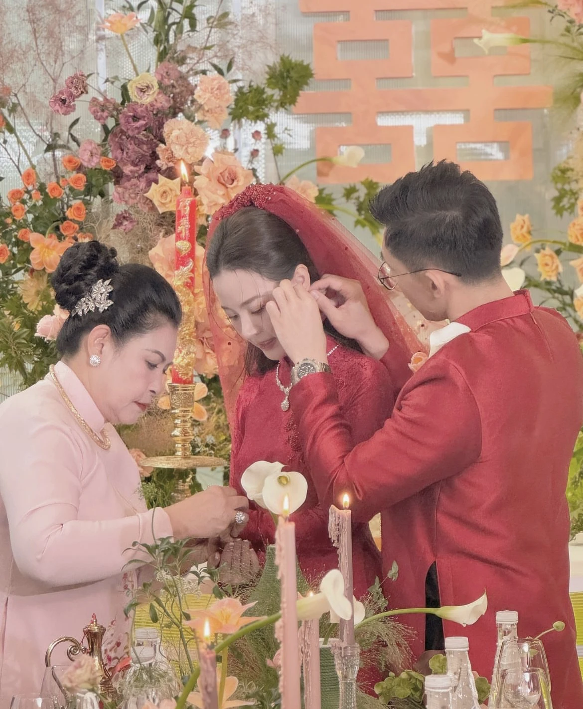 Midu làm lễ vu quy, mẹ chồng biểu cảm sượng trân, netizen ái ngại phải lên tiếng - Hình 4