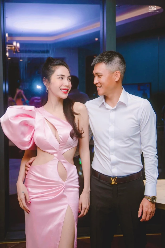 Thuỷ Tiên - Công Vinh lộ diện rạng rỡ, gặp Bác sĩ Thịnh để sinh con trai? - Hình 1