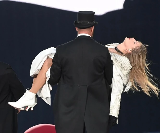 Taylor Swift nuốt phải côn trùng khi đang biểu diễn, lập tức có pha xử lý sốc - Hình 5