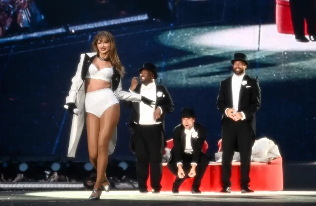 Taylor Swift nuốt phải côn trùng khi đang biểu diễn, lập tức có pha xử lý sốc - Hình 4