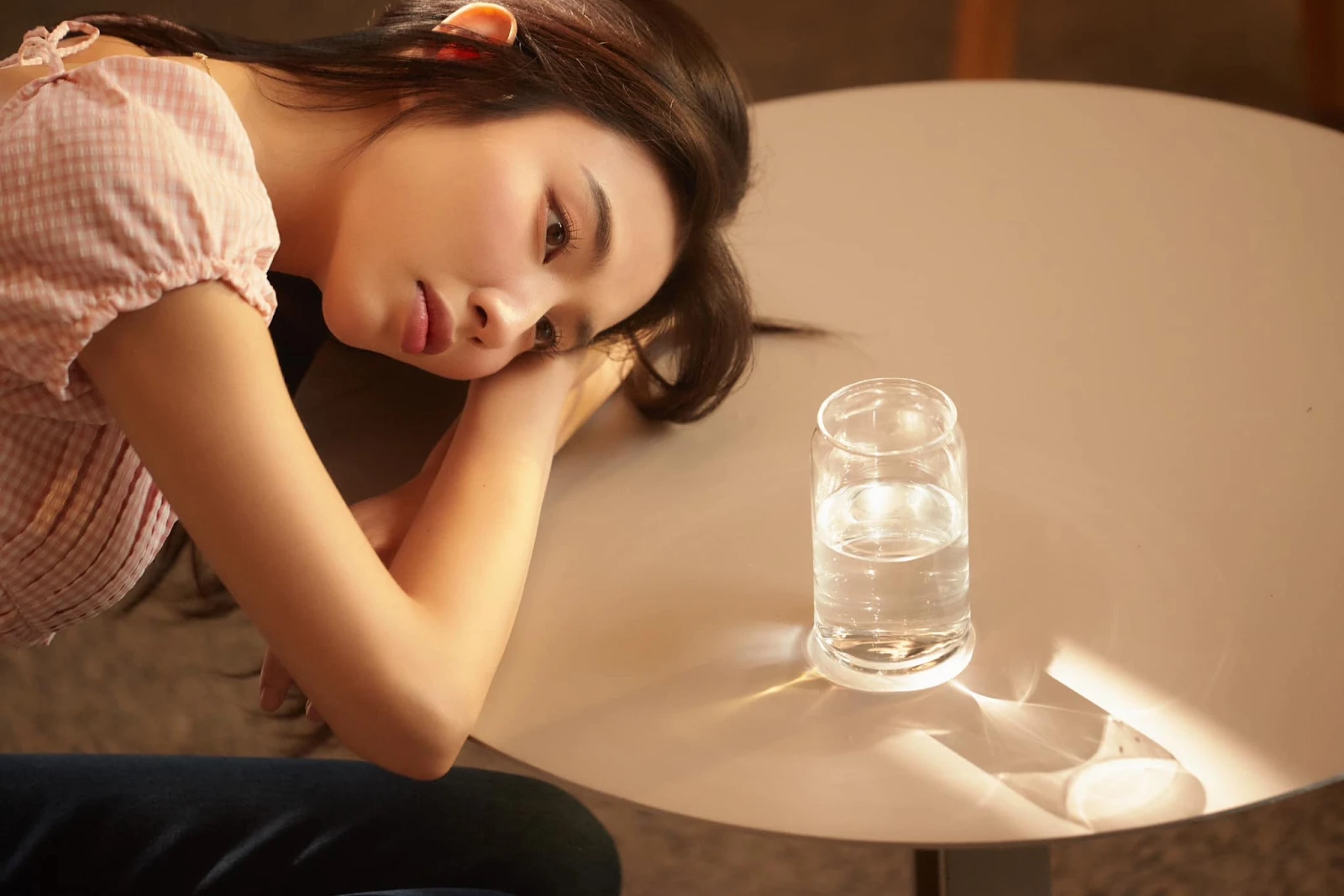 Thùy Tiên bần thần lộ ảnh ngồi co ro 1 góc, nhan sắc nhợt nhạt thua xa trên mạng - Hình 3