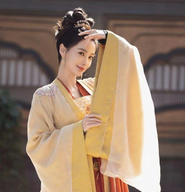 Angelababy bít đường trở lại showbiz, Huỳnh Hiểu Minh hạnh phúc bên bạn gái - Hình 5