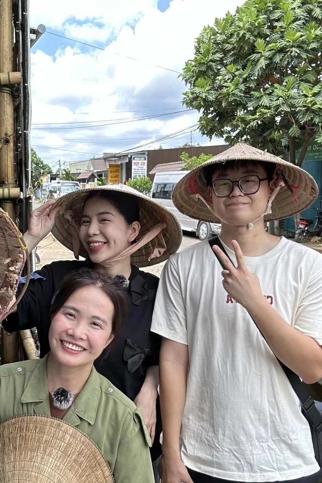 Hằng Du Mục khoe ảnh vui vẻ bên con trai riêng Tô Bằng, nghi vấn chưa rời nhà - Hình 6