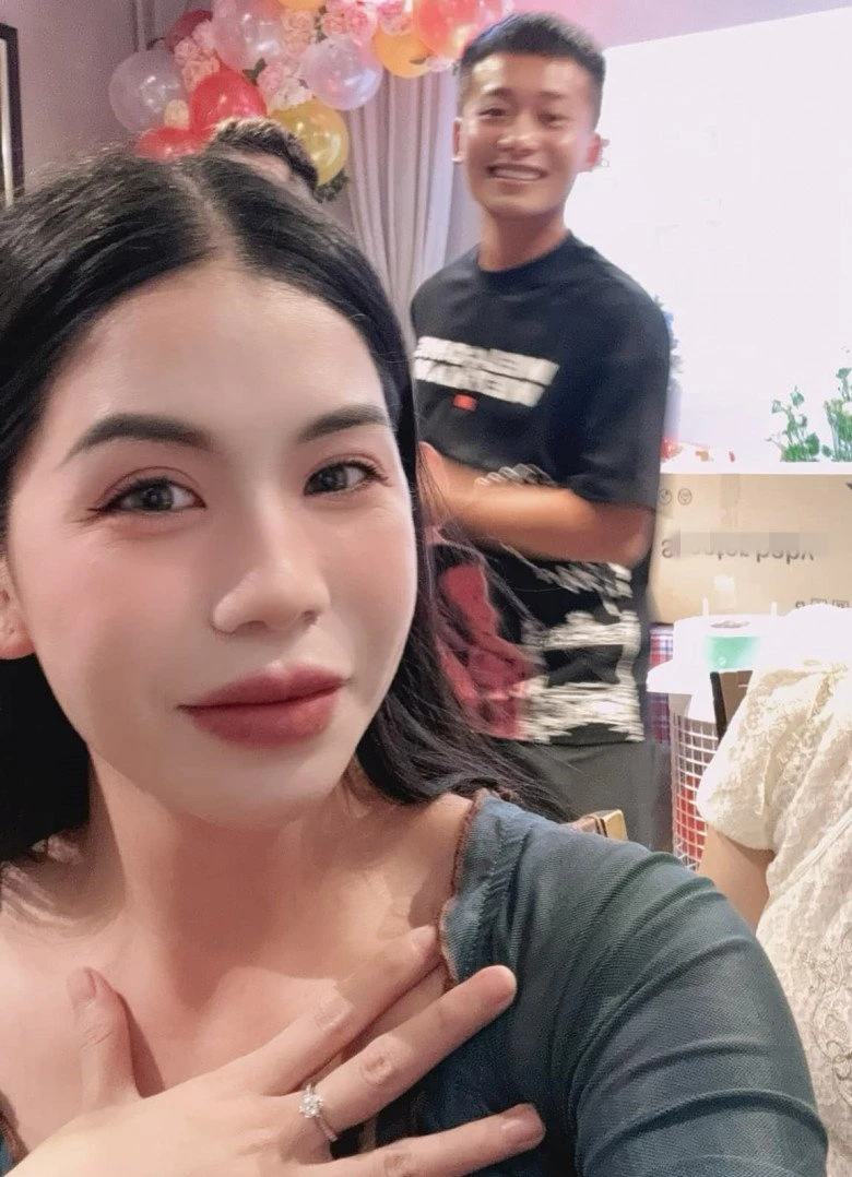 Hằng Du Mục khoe ảnh vui vẻ bên con trai riêng Tô Bằng, nghi vấn chưa rời nhà - Hình 3
