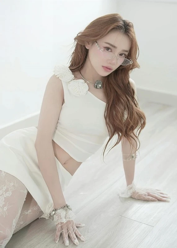 Nhã Phương từng cầm mic hát phụ họa, thông báo cuối năm sẽ debut vai trò mới? - Hình 4