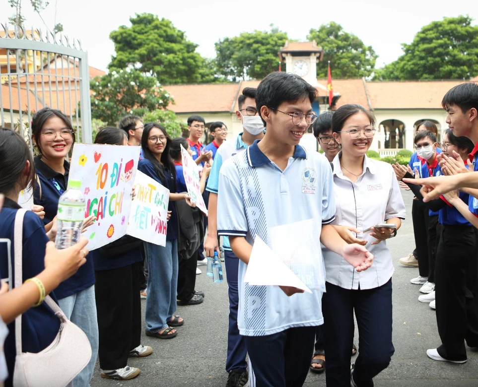 Nhiều thí sinh trúng tủ Đất nước nhận đề thi liền reo hò vui sướng - Hình 1