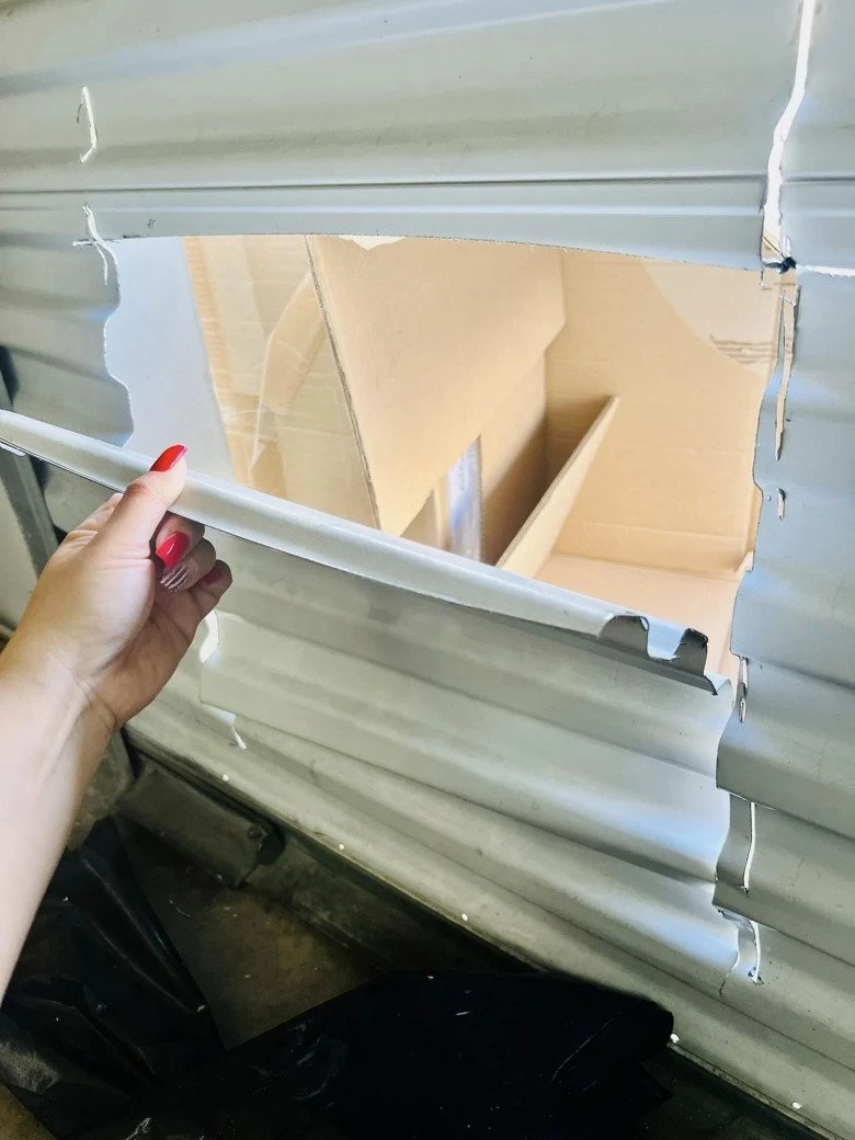 Thúy Nga tá hỏa khi bị trộm đột nhập, 3 người đàn ông kéo cửa sắt trong đêm - Hình 3