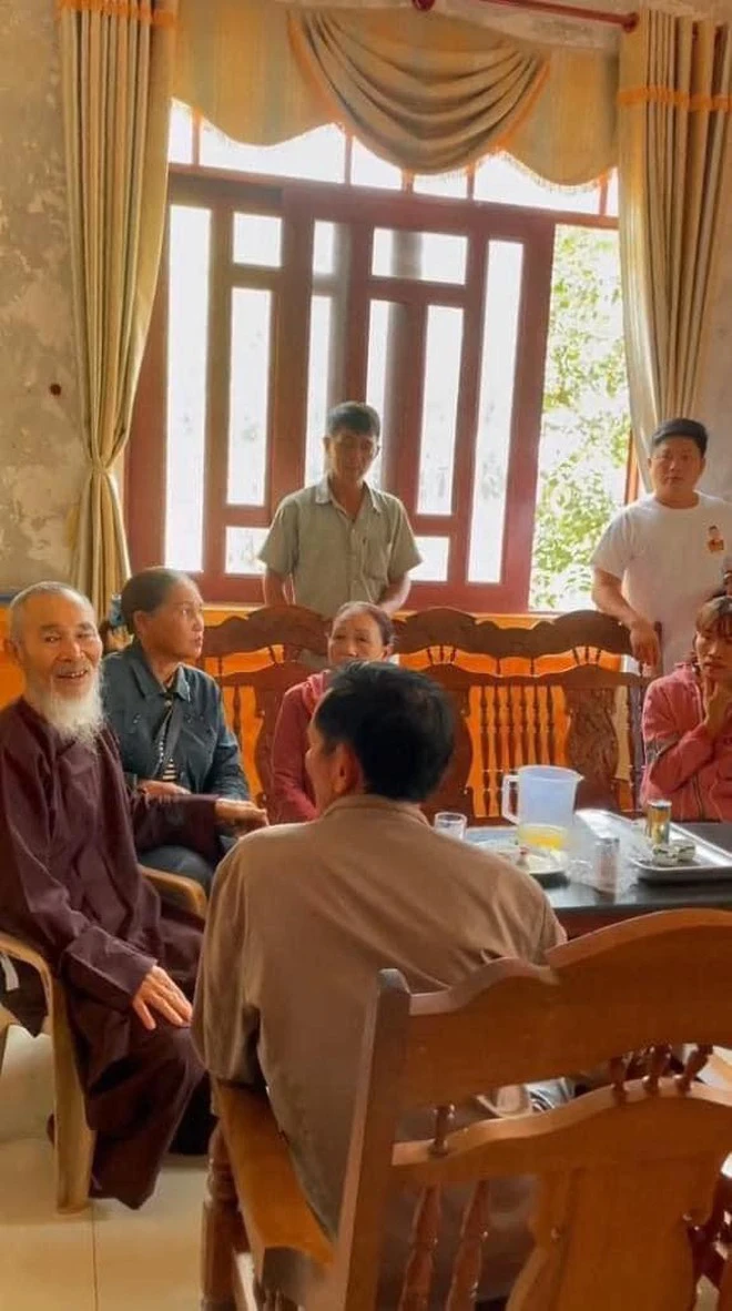 Mẹ ông Thích Minh Tuệ nhập viện sau nhiều lần bị làm phiền, em trai tuyên bố gắt - Hình 1