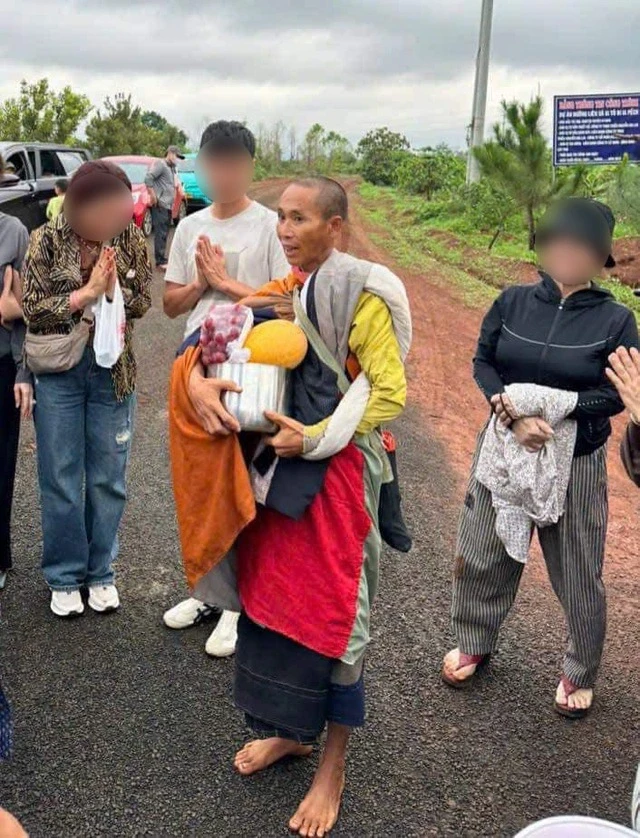 Mẹ ông Thích Minh Tuệ nhập viện sau nhiều lần bị làm phiền, em trai tuyên bố gắt - Hình 5