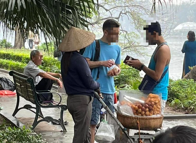 Vụ hét giá roi ở Hà Nội: người bán khôn lỏi, mất hình ảnh người phụ nữ VN - Hình 7