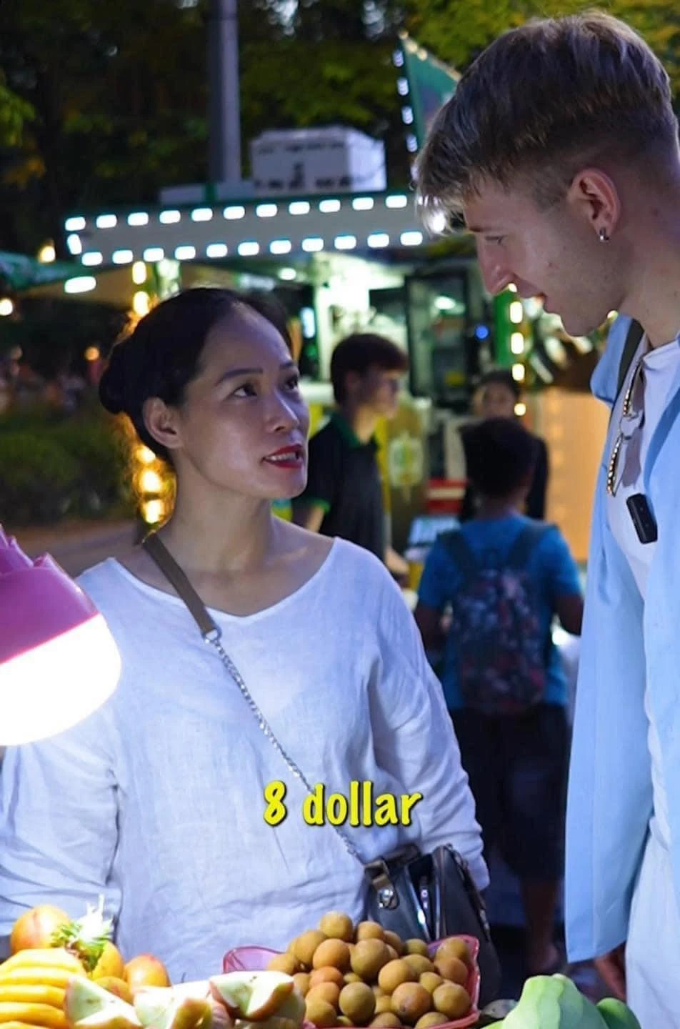 Vụ hét giá roi ở Hà Nội: người bán khôn lỏi, mất hình ảnh người phụ nữ VN - Hình 2